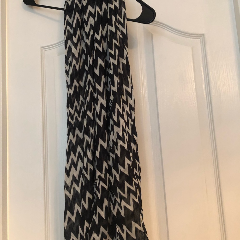 Lightweight Black and White Chevron Scarf